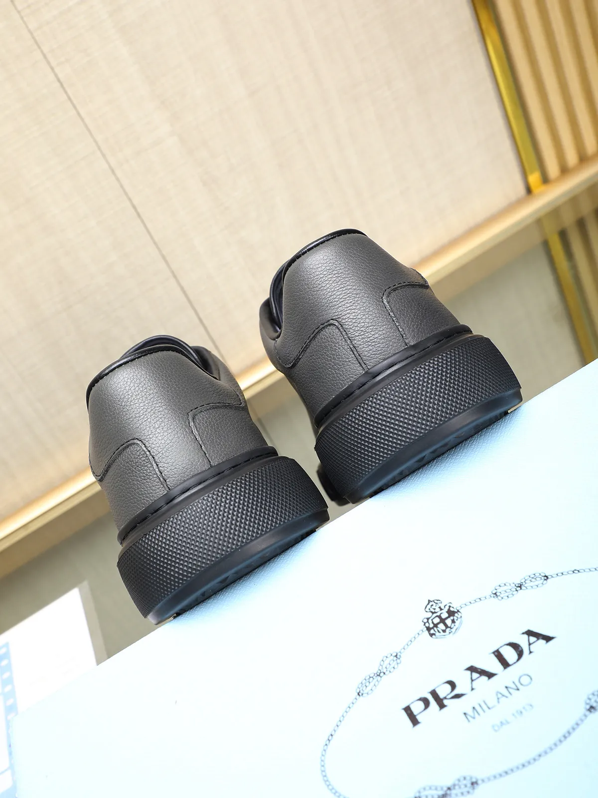 Men's shoes 💰460 Prada/Prada Men's new casual shoes, this upper is made of imported calfskin + sheep lining! The outside is decorated with the P family's classic metal triangle enamel logo, and the outsole is made of non-slip sports foam ultra-light outsole, which feels good on the feet and is a fashionable and fashionable item!  Size: 38-44 (45 customized)